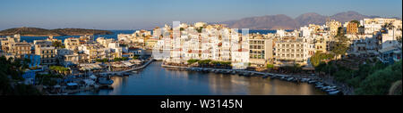 Panoramablick von Agios Nikolaos in Abend, Kreta Stockfoto