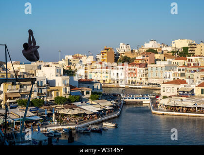 Cliff Diving in Agios Nikolaos, Kreta Stockfoto