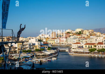 Cliff Diving in Agios Nikolaos, Kreta Stockfoto