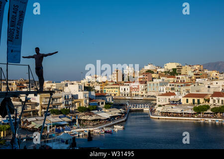 Cliff Diving in Agios Nikolaos, Kreta Stockfoto