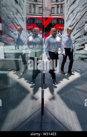 Finanzindustrie Geschäftsleute Spaziergang, vorbei an der Skulptur Stadt Flügel auf Threadneedle Street in der City von London, das Finanzviertel der Hauptstadt (aka der Square Mile), am 11. Juli 2019 in London, England. Stadt Flügel wird von dem Künstler Christopher Le Brun. Die zehn Meter hohe Bronzeskulptur wird von dem Präsidenten der Königlichen Akademie der Künste, Christopher Le Brun, von hammerson im Jahr 2009 in Betrieb genommen. Es wird "die Stadt Flügel" und wurde von der Morris Sänger Kunst Gründer, angeblich der älteste Gießerei in die Welt geworfen wurde. Stockfoto