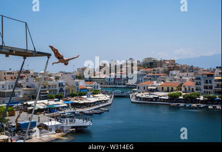 Cliff Diving in Agios Nikolaos, Kreta Stockfoto