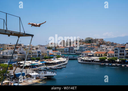 Cliff Diving in Agios Nikolaos, Kreta Stockfoto