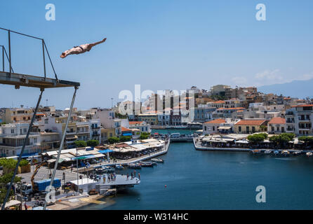 Cliff Diving in Agios Nikolaos, Kreta Stockfoto