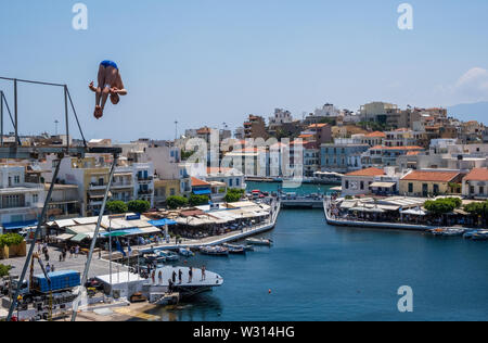 Cliff Diving in Agios Nikolaos, Kreta Stockfoto