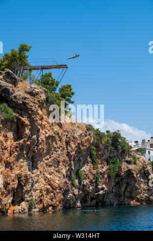 Cliff Diving in Agios Nikolaos, Kreta Stockfoto