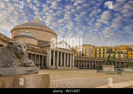 Neapel, Italien, Außenansicht der Basilika Reale Pontificia San Francesco Da Paola Kirche auf der Piazza del Plebiscito, dem wichtigsten Platz der Stadt. Stockfoto