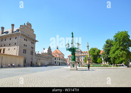 Prag, Tschechische Republik - 27. Juni 2019: Schöne Hradcany Square, in der Tschechischen Hradcanske Namesti, neben der berühmten Prager Burg entfernt. Palais Schwarzenberg, Marian Plakette Spalte. Tschechien. Stockfoto