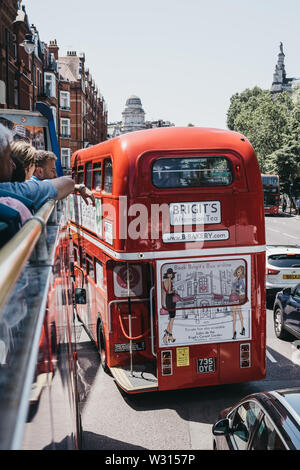 London, Großbritannien - 29 Juli, 2019: Bridgits Tee am Nachmittag Stadtrundfahrt in retro red Double Decker Bus auf einer Straße in London, UK, im Sommer. Double Decker Bus Stockfoto