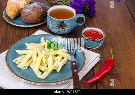 Gekochte Penne mit Ketchup Stockfoto