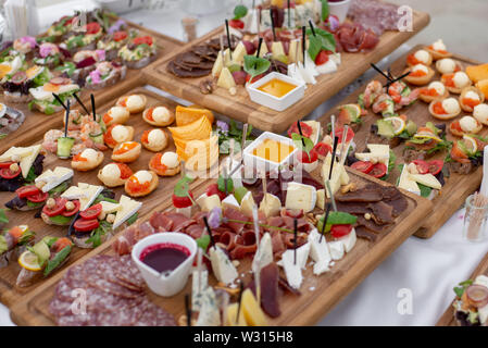 Große Auswahl an Speisen mit kalten Snacks, Fleisch und Salate, Obst, Wurst, Käse und Marmelade serviert. Vielzahl von leckeren Snacks auf den Tisch. Stockfoto