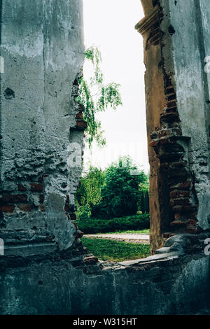 Die Ruine der Kapelle der XXII Jahrhundert, in Loshitsky Park, Weißrussland. Die Wände sehen sie geheimnisvoll. Stockfoto