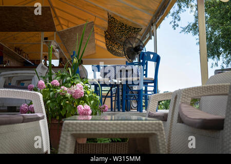 Belgrad, Serbien, 11.Juli 2019: Ein leeres Restaurant Terrasse in Zemun Stockfoto