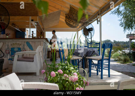 Belgrad, Serbien, 11.Juli 2019: Ein leeres Restaurant Terrasse in Zemun Stockfoto