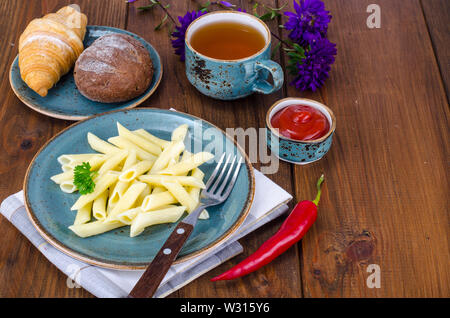 Gekochte Penne mit Ketchup Stockfoto