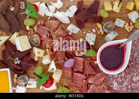 Große Auswahl an Speisen mit kalten Snacks, Salate, Aufschnitt, Käse und Marmelade serviert. Vielzahl von leckeren Snacks auf den Tisch. Hochzeitsfeier Stockfoto