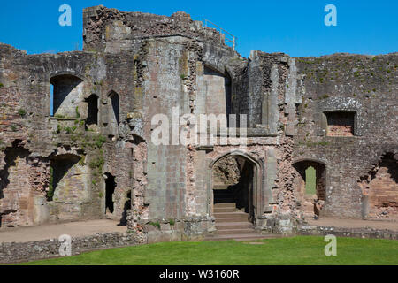 Die große Treppe nach unten in den Fountain Court führenden Raglan schloss, Monmouthshire, Wales, Großbritannien Stockfoto