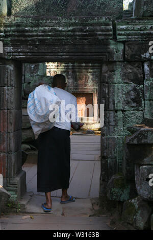 Buddhistische Nonne in der zentralen Gehäuse, Ta Prohm, Angkor, Siem Reap, Kambodscha Stockfoto