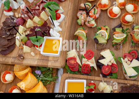 Große Auswahl an Speisen mit kalten Snacks, Salate, Aufschnitt, Käse und Marmelade serviert. Vielzahl von leckeren Snacks auf den Tisch. Hochzeitsfeier Stockfoto