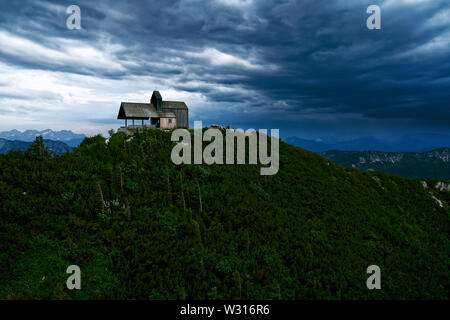 Dramatische Mountain Sky mit Gewitterwolken und Berg Kapelle (tabor) auf dem Hochfelln Berg in Bayern in der Nähe von Chiemse Stockfoto