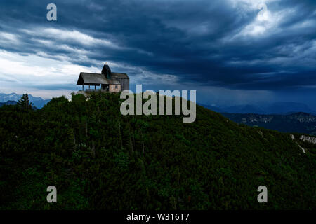 Dramatische Mountain Sky mit Gewitterwolken und Berg Kapelle (tabor) auf dem Hochfelln Berg in Bayern in der Nähe von Chiemse Stockfoto