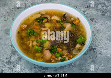 Suppe von Waldpilzen Stockfoto