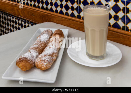 Glas Horchata de xufa und Farton süß, Café Horchateria Santa Catalina, Valencia, Comunidad Valenciana, Spanien Stockfoto