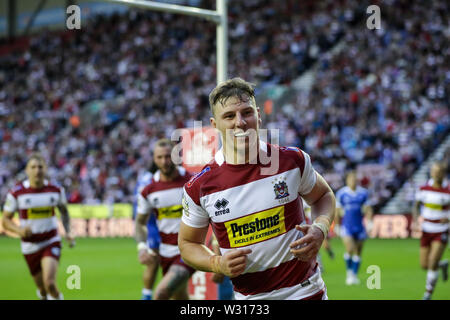 5. Juli 2019, DW Stadium, Wigan, England; Betfred Super League, Runden 21, Wigan Warriors vs Rumpf KR; George Williams (6) von Wigan Warriors feiert seinen Versuchen Credit: Mark Cosgrove/News Bilder Stockfoto