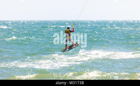 Kitesurfen Sprung auf dem Meer Stockfoto