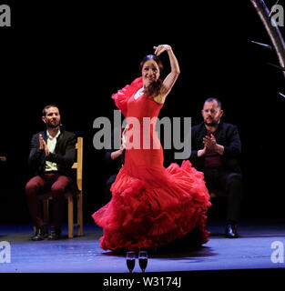 Sadler's Wells, Großbritannien. 11. Juli 2019. Olga Pericet führt "Die Dorn, davon geträumt, eine Blume oder die Blume, träumte von einer Tänzerin" im Rahmen der 16. jährlichen Flamenco-Festival in Sadler's Wells Theatre, London. Quelle: Thomas Bowles/Alamy leben Nachrichten Stockfoto