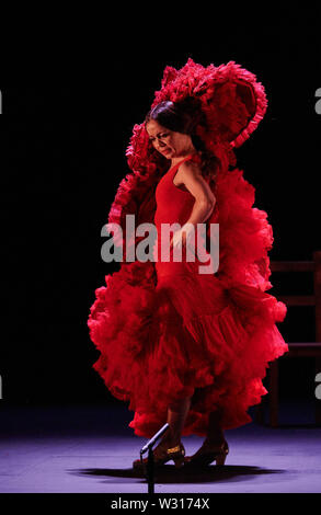 Sadler's Wells, Großbritannien. 11. Juli 2019. Olga Pericet führt "Die Dorn, davon geträumt, eine Blume oder die Blume, träumte von einer Tänzerin" im Rahmen der 16. jährlichen Flamenco-Festival in Sadler's Wells Theatre, London. Quelle: Thomas Bowles/Alamy leben Nachrichten Stockfoto