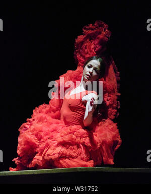 Sadler's Wells, Großbritannien. 11. Juli 2019. Olga Pericet führt "Die Dorn, davon geträumt, eine Blume oder die Blume, träumte von einer Tänzerin" im Rahmen der 16. jährlichen Flamenco-Festival in Sadler's Wells Theatre, London. Quelle: Thomas Bowles/Alamy leben Nachrichten Stockfoto