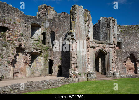 Die große Treppe nach unten in den Fountain Court führenden Raglan schloss, Monmouthshire, Wales, Großbritannien Stockfoto