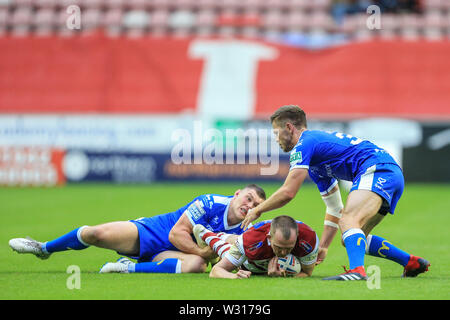 5. Juli 2019, DW Stadium, Wigan, England; Betfred Super League, Runden 21, Wigan Warriors vs Rumpf KR; Dan Sarginson (3) von Wigan Warriors in Angriff genommen wird: Mark Cosgrove/News Bilder Stockfoto