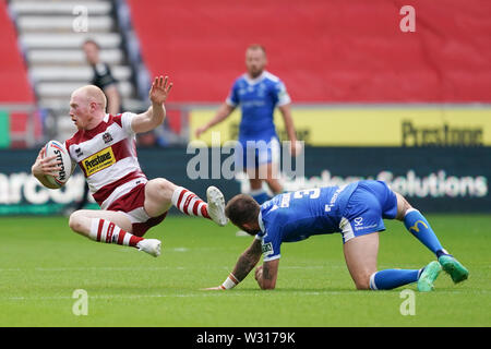 Die wigan Warriors Liam Farrell ist von Hull Kingston Rovers Adam Rooks 5. Juli 2019 in Angriff genommen, DW Stadium, Wigan, England; Betfred Super League, Runden 21, Wigan Warriors vs Rumpf KR; Quelle: Terry Donnelly/News Bilder Stockfoto