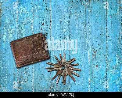 Geldbeutel und eine Reihe von Tasten auf einem blauen Hintergrund aus Holz Stockfoto