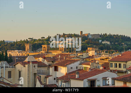 Mit Blick auf die Piazzale Michelangelo in Florenz (Firenze) bei Sonnenaufgang an einem Sommertag. Stockfoto