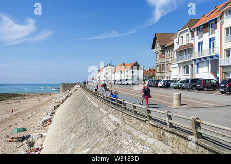 Touristen zu Fuß auf die Promenade und den Strand von Ambleteuse auf steinigen Nordsee Küste, der Côte d'Opale/Opal Küste, Frankreich Stockfoto