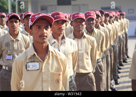 Bangalore, Indien. 4. Dez, 2013. 4. Dez. 2013: Bangalore, Indien. japanisches Auto Majoren wie Suzuki und Toyota haben schwer in Indien investiert wie der Toyota Automobile technisches Training Institut in Bangalore in Indien im Juni Quartal 2019 Auto Sales sind die schlimmsten in fast zwei Jahrzehnten. Der Gesamtumsatz des Pkw, SUV und Transporter in Q2 18,4% Jahr sanken, die schärfste, da ein Rückgang von 23,1% in Q3 2000/01. Jedes Segment der indischen Automobilindustrie einen zweistelligen Rückgang gemeldet hat. Insgesamt 712,620 Autos, Nutzfahrzeuge und Transporter im letzten Quartal verkauft wurden, ein Rückgang von 18,4% im Jahr e Stockfoto