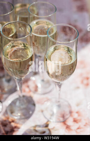 Eine Menge Weingläser mit kühlen leckeren Sekt oder Weißwein. Party und Urlaub feier Konzept Stockfoto