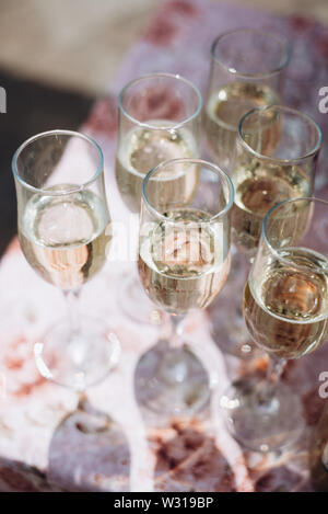 Eine Menge Weingläser mit kühlen leckeren Sekt oder Weißwein. Party und Urlaub feier Konzept Stockfoto