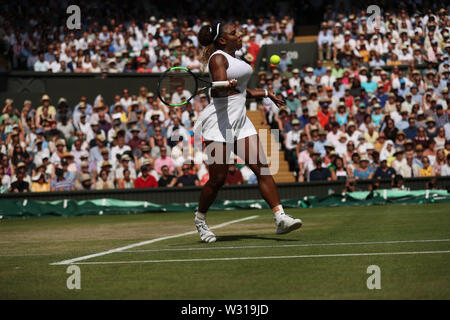 London, Großbritannien. 11. Juli, 2019. LONDON, ENGLAND - 11. Juli: Serena Williams nimmt an Tag 10 der Wimbledon Tennis Meisterschaften an der All England Lawn Tennis und Croquet Club am 11. Juli 2019 in London, England: Serena Williams Credit: Stürme Media Group/Alamy leben Nachrichten Stockfoto