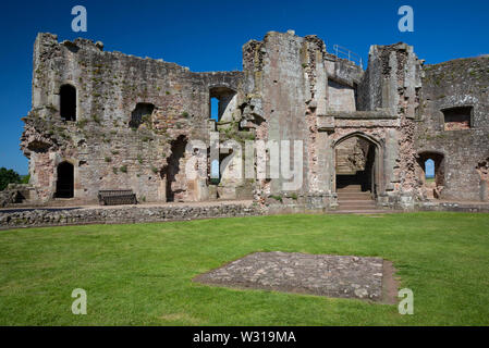 Die große Treppe nach unten in den Fountain Court führenden Raglan schloss, Monmouthshire, Wales, Großbritannien Stockfoto