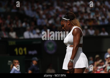 London, Großbritannien. 11. Juli, 2019. LONDON, ENGLAND - 11. Juli: Serena Williams nimmt an Tag 10 der Wimbledon Tennis Meisterschaften an der All England Lawn Tennis und Croquet Club am 11. Juli 2019 in London, England: Serena Williams Credit: Stürme Media Group/Alamy leben Nachrichten Stockfoto