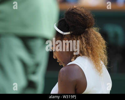 London, Großbritannien. 11. Juli, 2019. LONDON, ENGLAND - 11. Juli: Serena Williams nimmt an Tag 10 der Wimbledon Tennis Meisterschaften an der All England Lawn Tennis und Croquet Club am 11. Juli 2019 in London, England: Serena Williams Credit: Stürme Media Group/Alamy leben Nachrichten Stockfoto