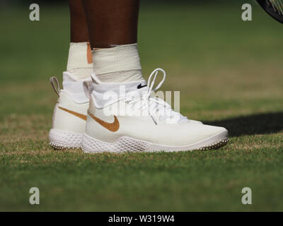 London, Großbritannien. 11. Juli, 2019. LONDON, ENGLAND - 11. Juli: Serena Williams nimmt an Tag 10 der Wimbledon Tennis Meisterschaften an der All England Lawn Tennis und Croquet Club am 11. Juli 2019 in London, England: Serena Williams Credit: Stürme Media Group/Alamy leben Nachrichten Stockfoto