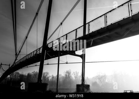 Fußgängerbrücke für Radfahrer auf einem labi zwischen Karany und Tousen Stockfoto