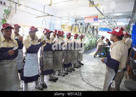 Bangalore, Indien. 4. Dez, 2013. 4. Dez. 2013: Bangalore, Indien. japanisches Auto Majoren wie Suzuki und Toyota haben schwer in Indien investiert wie der Toyota Automobile technisches Training Institut in Bangalore in Indien im Juni Quartal 2019 Auto Sales sind die schlimmsten in fast zwei Jahrzehnten. Der Gesamtumsatz des Pkw, SUV und Transporter in Q2 18,4% Jahr sanken, die schärfste, da ein Rückgang von 23,1% in Q3 2000/01. Jedes Segment der indischen Automobilindustrie einen zweistelligen Rückgang gemeldet hat. Insgesamt 712,620 Autos, Nutzfahrzeuge und Transporter im letzten Quartal verkauft wurden, ein Rückgang von 18,4% im Jahr e Stockfoto