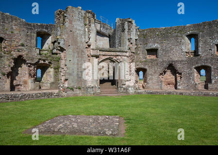 Die große Treppe nach unten in den Fountain Court führenden Raglan schloss, Monmouthshire, Wales, Großbritannien Stockfoto