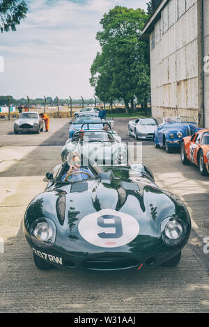 1955 Jaguar DType sport Rennwagen im Bicester Heritage Center super Jagtfall. Bicester, Oxfordshire, England. Vintage Filter angewendet Stockfoto